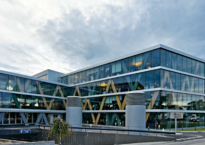 Store et Pergola Swissquote Bank à Genève par Georjon SA